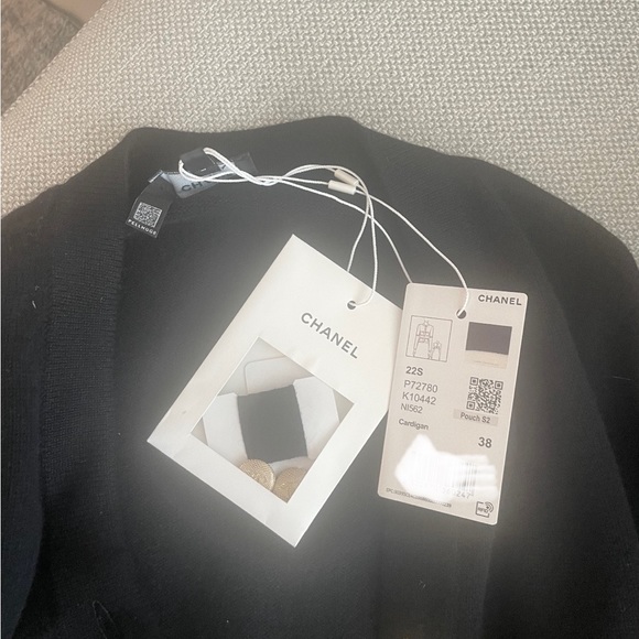 *} Chanel Spring 2022 Cashmere Bicolor Cardigan $5,300 msrp - Picture 5 of 5